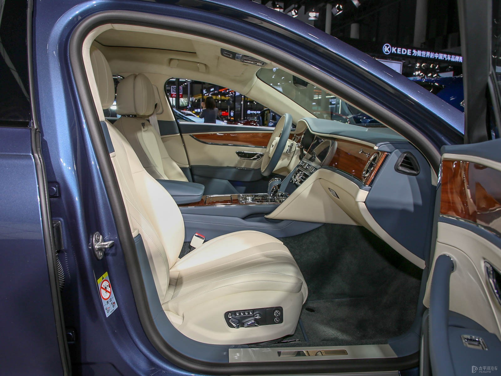 飞驰 2021款 4.0T V8 标准版空间