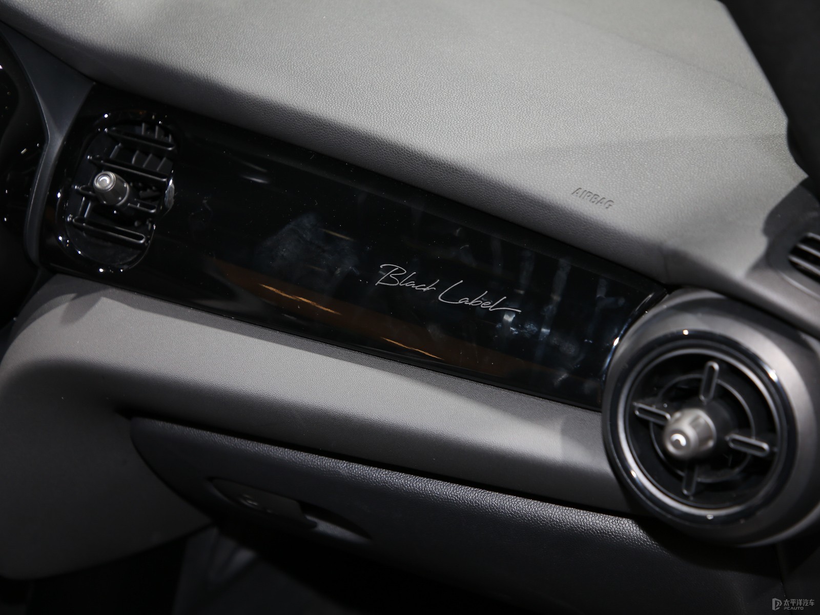MINI 2022款 2.0T COOPER S CABRIO 黑标特别版内饰